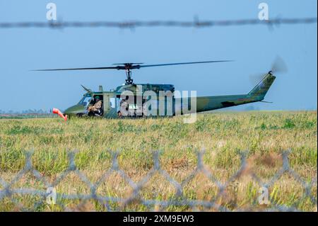 L'equipaggio dell'aeronautica statunitense assegnato al 54th Helicopter Squadron atterra un UH-1 Iroquois alla Minot Air Force base, North Dakota, 25 luglio 2024. L'UH-1 è soprannominato "Huey" dal suono fonetico della sua designazione originale, HU-1. (Foto U.S. Air Force di Alexander Nottingham, Senior Airman) Foto Stock