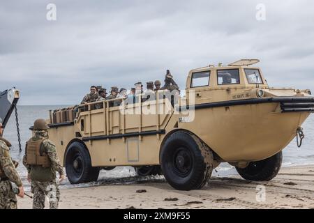 U.S. Navy Sailors with Beach Master Unit 2, guida un carico leggero di rifornimento anfibio su una spiaggia durante le prove della missione Defense Support of Civil Authorities a Norfolk, Virginia, il 24 luglio 2024. Marines and Sailors con la II Marine Expeditionary Force (II MEF) Maritime DSCA Task Force ha condotto una prova di missione completa al fine di esercitarsi come squadra a sostegno delle autorità civili. Questa prova è stata progettata dal II MEF e dallo United States Fleet Forces Command per integrare e aumentare le capacità anfibie sulla East Coast per potenziali aiuti umanitari e assistenza in caso di disastro Foto Stock