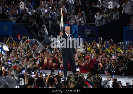 Parigi, Francia. 26 luglio 2024. Zinadine Zidane con la torcia olimpica, cerimonia di apertura durante i Giochi Olimpici di Parigi 2024 il 26 luglio 2024 a Parigi, Francia - foto Federico Pestellini/Panoramic/DPPI Media Credit: DPPI Media/Alamy Live News Foto Stock