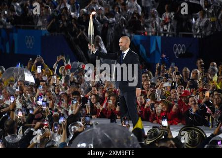 Parigi, Francia. 26 luglio 2024. Zinadine Zidane con la torcia olimpica, cerimonia di apertura durante i Giochi Olimpici di Parigi 2024 il 26 luglio 2024 a Parigi, Francia - foto Federico Pestellini/Panoramic/DPPI Media Credit: DPPI Media/Alamy Live News Foto Stock