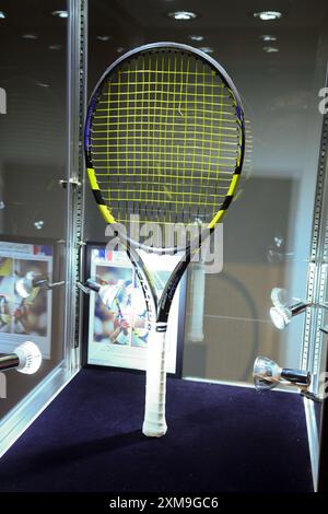 New York, Stati Uniti. 26 luglio 2024. Rafael Nadal Match Used Racket | Open di Francia 2006 e Campionati di Wimbledon 2006, est. $60.000-80.000 è stato visto alle aste della Sotheby's Sports Week al Sotheby's New York, NY, 26 luglio 2024. (Foto di Efren Landaos/Sipa USA) credito: SIPA USA/Alamy Live News Foto Stock