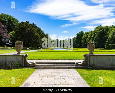 Visti dalla Southern Terrace, i due canali lunghi 550 piedi, noti anche come miroir d'eaux, nei Kilruddery House Gardens vicino a Bray nella contea di Wicklow, Irlanda. Foto Stock