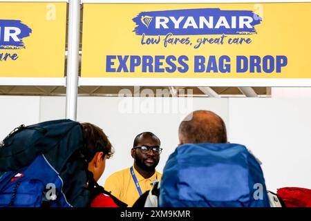 Londra, Regno Unito. 23 luglio 2024. I passeggeri attendono al check-in self-service e al banco check-in Ryanair nell'Aeroporto Stansted di Londra. L'aeroporto di Londra Stansted è un aeroporto internazionale situato a circa 30 miglia a nord del centro di Londra. E' uno dei principali aeroporti che servono l'area di Londra. (Foto di Dominika Zarzycka/SOPA Images/Sipa USA) credito: SIPA USA/Alamy Live News Foto Stock