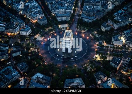 (240726) -- PARIGI, 26 luglio 2024 (Xinhua) -- Una fotografia scattata da un elicottero il 26 luglio 2024 mostra una vista aerea dell'Arco di Trionfo durante la cerimonia di apertura dei Giochi Olimpici di Parigi 2024 a Parigi. (Lionel Bonaventure/AFP/Pool via Xinhua) Foto Stock