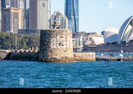 Fort Denison, isola pinchgut sul porto di Sydney e la sua famosa struttura torre martello, Sydney, NSW, Australia con il teatro dell'opera di Sydney in lontananza Foto Stock