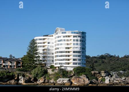 Kilburn Towers, edificio circolare di appartamenti bianchi su Smedleys Point Manly Point, Manly Beach, Sydney, NSW, Australia Foto Stock