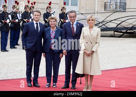 Parigi, Francia. 26 luglio 2024. Il presidente francese Emmanuel Macron e sua moglie Brigitte Macron danno il benvenuto al presidente della Confederazione svizzera Viola Amherd e a un ospite nell'ambito dell'apertura dei Giochi Olimpici di Parigi il 26 luglio 2024 al palazzo presidenziale Elysee di Parigi, in Francia. Crediti: Bernard Menigault/Alamy Live News Foto Stock