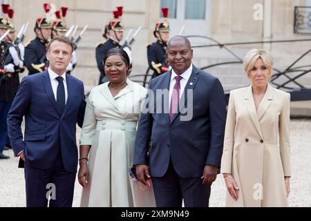 Parigi, Francia. 26 luglio 2024. Il presidente francese Emmanuel Macron e sua moglie Brigitte Macron danno il benvenuto al presidente della Repubblica Centrafricana Faustin Archange Touadera e a sua moglie Tina Marguerite Touadera come parte dell'apertura dei Giochi Olimpici di Parigi il 26 luglio 2024 al palazzo presidenziale Elysee di Parigi, in Francia. Crediti: Bernard Menigault/Alamy Live News Foto Stock