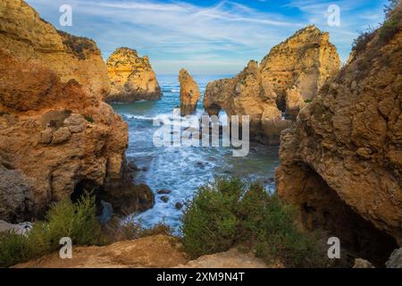 Ponta da Piedade è un promontorio con un gruppo di formazioni rocciose lungo la costa della città di Lagos, nella regione portoghese dell'Algarve. Foto Stock