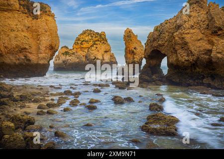 Ponta da Piedade è un promontorio con un gruppo di formazioni rocciose lungo la costa della città di Lagos, nella regione portoghese dell'Algarve. Foto Stock