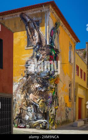 Questo pezzo suggestivo, noto come "mezzo coniglio", si trova a Gaia, in Portogallo. È la creazione dell'artista portoghese Bordallo II Foto Stock