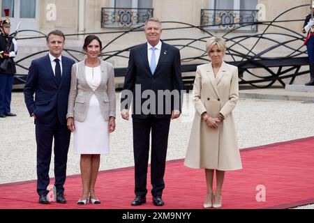 Parigi, Francia. 26 luglio 2024. Il presidente francese Emmanuel Macron e sua moglie Brigitte Macron danno il benvenuto al presidente della Romania Klaus Werner Iohannis e a sua moglie Carmen Iohannis come parte dell'apertura dei Giochi Olimpici di Parigi il 26 luglio 2024 al palazzo presidenziale Elysee di Parigi, in Francia. Crediti: Bernard Menigault/Alamy Live News Foto Stock