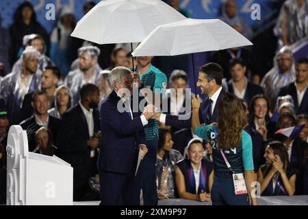 (240726) -- PARIGI, 26 luglio 2024 (Xinhua) -- il Presidente del Comitato Olimpico Internazionale (CIO) Thomas Bach (L) e Tony Estanguet, presidente del Comitato Organizzatore delle Olimpiadi e delle Paralimpiadi di Parigi 2024, partecipano alla cerimonia di apertura dei Giochi Olimpici di Parigi 2024 a Parigi, Francia, 26 luglio 2024. (Xinhua/li Ying) credito: Xinhua/Alamy Live News Foto Stock