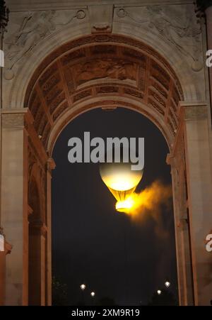 (240726) -- PARIGI, 26 luglio 2024 (Xinhua) -- il calderone con fiamma olimpica accesa si sta sollevando mentre si attacca a un pallone vicino all'Arco di Trionfo del Carrousel durante la cerimonia di apertura dei Giochi Olimpici di Parigi 2024 a Parigi, Francia, 26 luglio 2024. (Xinhua/Xue Yuge) credito: Xinhua/Alamy Live News Foto Stock