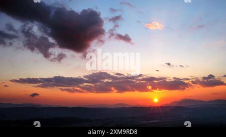 Vista delle montagne alla luce del mattino, momento dorato dell'alba. Bellissimo paesaggio con cielo blu. Destinazione del viaggio . Nuvole di cielo al tramonto all'orizzonte, Foto Stock