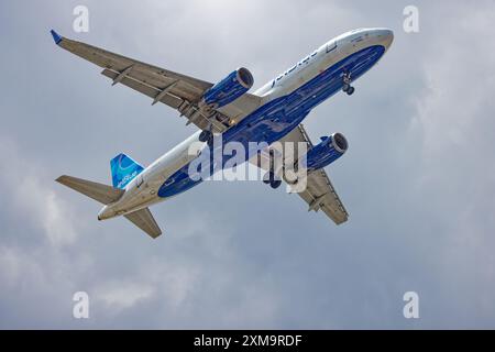 JetBlue 805 : Un Airbus A320 JetBlue Airways (B6) si avvicina all'aeroporto LaGuardia di New York City per atterrare sulla pista 4. Foto Stock