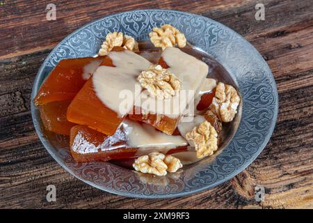 Dessert tradizionale turco di zucca (kabak tatlisi). Dessert turco di zucca croccante di Hatay, Kirecte Kabak Tatlisi con polvere di noci. Foto Stock