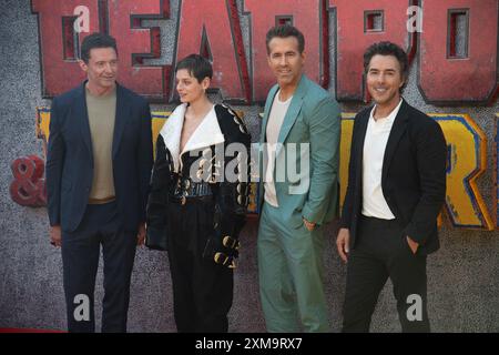 Londra, Regno Unito. 11 luglio 2024. Nella foto: (L-R) - Hugh Jackman, Emma Corrin, Ryan Reynolds, il direttore Shawn Levy partecipa all'evento britannico di "Deadpool" Foto Stock