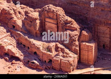 Vista dei tumuli reali dall'alto luogo del sacrificio, Petra, Giordania Foto Stock