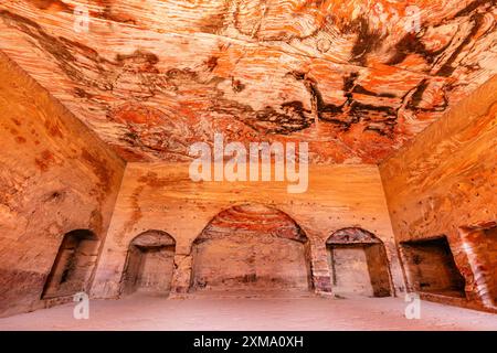 Dentro l'Urn Tumb, Petra, Jordan Foto Stock