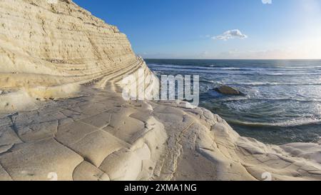 Vista delle scale di roccia bianca dei Turchi o della Scala dei Turchi sulla costa mediterranea durante l'ora d'oro al tramonto, Realmonte, Sicilia, Italia Foto Stock