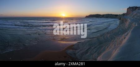 Panorama della scogliera di roccia bianca chiamata scalinata dei Turchi o Scala dei Turchi sulla costa mediterranea con spiaggia al tramonto, Realmonte, Sicilia, Italia Foto Stock