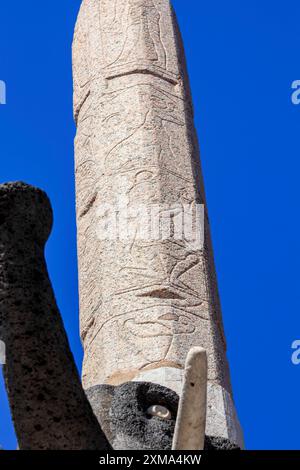 Obelisco egiziano su un elefante di pietra lavica in Piazza del Duomo, Catania, Sicilia, Italia Foto Stock