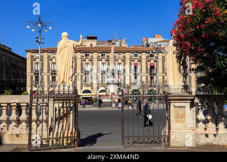 Piazza del Duomo, Fontana dell'elefante di Vaccarini 1735 nel centro storico barocco di Catania, Sicilia, Italia Foto Stock