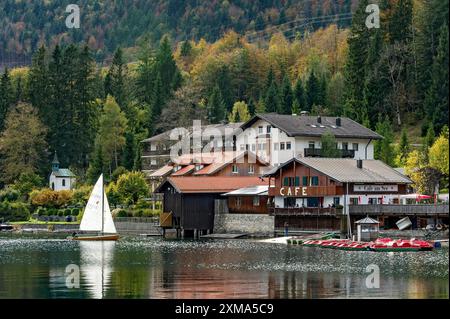 Barca a vela, caffè sul lago, locanda, riva di Urfeld am Walchensee, comune di Kochel am SEE, alta Baviera, Baviera, Germania Foto Stock