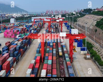 (240727) -- PECHINO, 27 luglio 2024 (Xinhua) -- una foto aerea di un drone mostra un deposito container presso la base di cooperazione logistica Cina-Kazakistan (Lianyungang) a Lianyungang, provincia cinese orientale di Jiangsu, 25 luglio 2024. Il Kazakistan, il più grande paese senza sbocco sul mare del mondo, ha trovato un collegamento vitale con il mare attraverso la base di cooperazione logistica Cina-Kazakistan (Lianyungang), istituita nel 2014. Questo partenariato ha notevolmente rafforzato la cooperazione infrastrutturale tra Cina e Kazakistan, con i treni merci Cina-Europa che attraversano continuamente il Kazakistan. Oggi, il Foto Stock