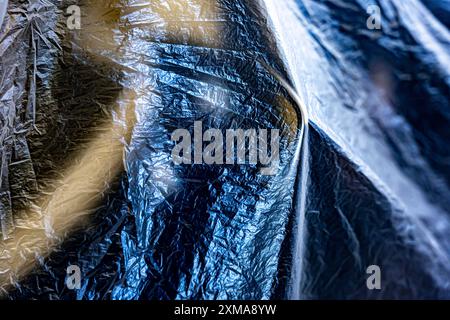 Specchietto retrovisore per auto sul lato di un'auto d'epoca coperta di protezione in plastica in Svizzera Foto Stock