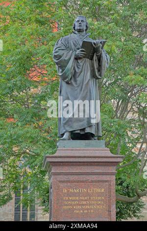 Scultura Martin Lutero, monumento Lutero con iscrizione Salmo 118, 17, versetto biblico, citazione biblica, citazione, testo, braccio, aspetta Foto Stock