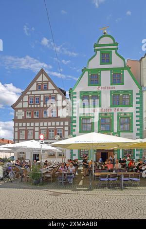 Ristorante storico Hofbraeu am Dom con timpano verde, verde, case, pub di strada, gente, Piazza della cattedrale, Erfurt, Turingia, Germania Foto Stock