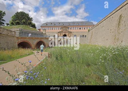 Ponte e gente alla casa del comandante, fortificazione della città, bastione, cittadella, Petersberg, Erfurt, Turingia, Germania Foto Stock