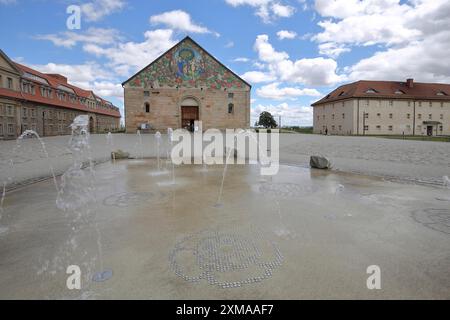 Building Paradise Gardens, giardino paradisiaco ex chiesa di San Pietro con murale Paradise di Berthold Furtmeyr 1478 sul timpano, giochi d'acqua Foto Stock