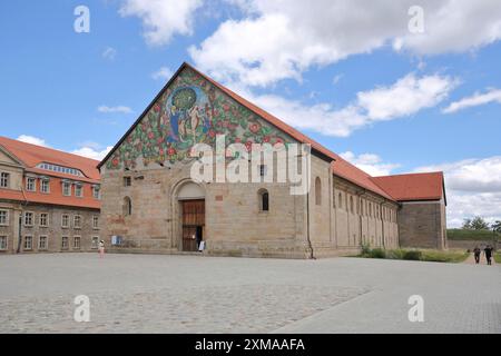 Building Paradise Gardens, il giardino paradisiaco l'ex chiesa di San Pietro con il murale Paradise di Berthold Furtmeyr 1478 sul timpano, Cittadella, Petersberg Foto Stock