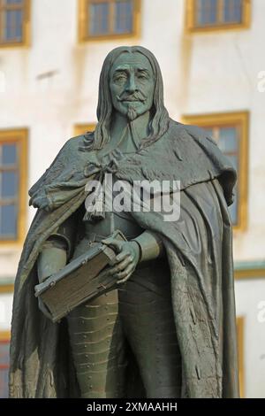 Monumento al duca Ernesto i il Pio di Sassonia-Gotha-Altenburg, scultura con libro e iscrizione, Gotha, Turingia, Germania Foto Stock