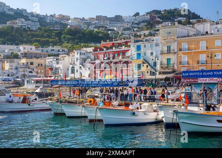 Lungomare al porto di Marina grande con barche da escursione, Capri, Arcipelago Campaniano, Golfo di Napoli, Mar Tirreno, Campania, Italia Foto Stock