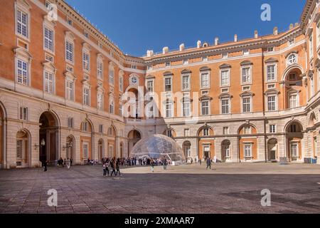 Uno dei quattro cortili interni del Palazzo reale, Versailles italiana, Caserta, Campania, Italia Foto Stock