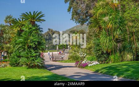 Giardino inglese nel parco di montagna della Reggia Palazzo reale, Versailles italiana, Caserta, Campania, Italia Foto Stock