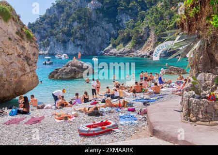 Baia di Marina piccola sulla costa meridionale dell'isola, Capri, Arcipelago Campaniano, Golfo di Napoli, Mar Tirreno, Campania, Italia Foto Stock