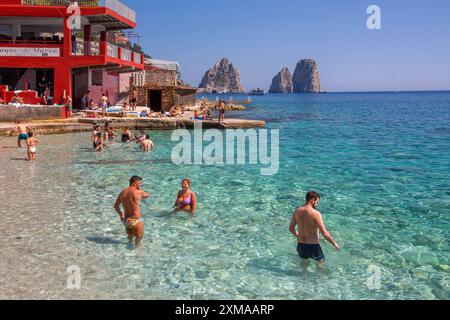 Baia di Marina piccola sulla costa meridionale con i Faraglioni, i punti di riferimento dell'isola, Capri, l'Arcipelago Campaniano, il Golfo di Napoli, tirrenico Foto Stock