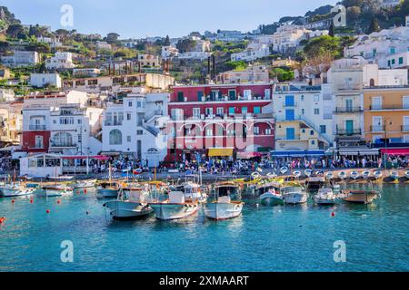 Lungomare al porto di Marina grande con barche da escursione, Capri, Arcipelago Campaniano, Golfo di Napoli, Mar Tirreno, Campania, Italia Foto Stock