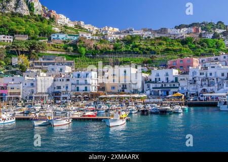 Lungomare al porto di Marina grande con barche da escursione, Capri, Arcipelago Campaniano, Golfo di Napoli, Mar Tirreno, Campania, Italia Foto Stock