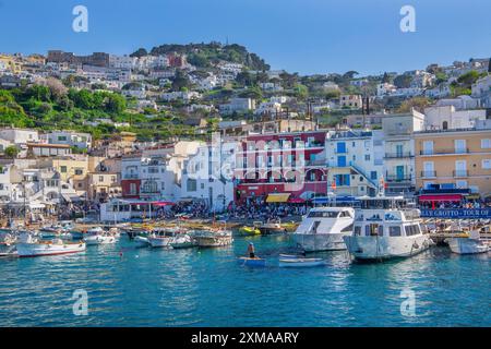 Lungomare al porto di Marina grande con barche da escursione, Capri, Arcipelago Campaniano, Golfo di Napoli, Mar Tirreno, Campania, Italia Foto Stock