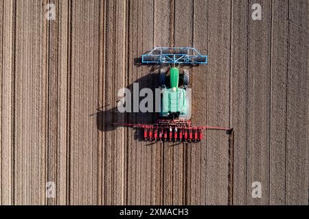 Barbabietola da zucchero seminata in primavera, semina di precisione con seminatrice di precisione, dietro un trattore, Niederkruechten, Renania settentrionale-Vestfalia, Germania Foto Stock