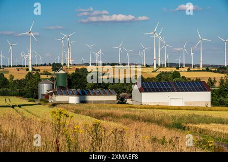 Parco eolico vicino alla città di Energiestadt Lichtenau nella Westfalia orientale, azienda agricola con impianto fotovoltaico, oltre 80 turbine eoliche su questo Foto Stock