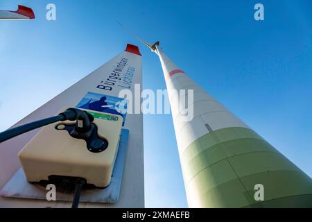 Buergerwindpark Westernfeld-Buchgarten, vicino a Lichtenau, 11 turbine eoliche, stazione di ricarica gratuita per auto elettriche presso il parco eolico, organizzato e Foto Stock