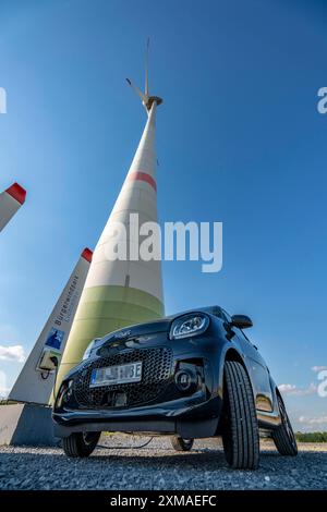 Buergerwindpark Westernfeld-Buchgarten, vicino a Lichtenau, 11 turbine eoliche, stazione di ricarica gratuita per auto elettriche presso il parco eolico, organizzato e Foto Stock