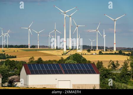 Parco eolico vicino alla città di Energiestadt Lichtenau nella Westfalia orientale, azienda agricola con impianto fotovoltaico, oltre 80 turbine eoliche su questo Foto Stock